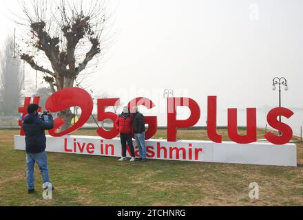 Bharti Airtel dévoile une technologie 5G de pointe 12 décembre 2023, Srinagar Cachemire, Inde : les gens prennent des photos près de l'Airtel5Gplus sur les rives du lac Dal pendant l'expérience 5G plus en direct à Srinagar. Airtel a annoncé le lancement de ses services 5G de pointe en octobre 2022 dans 8 villes en Inde. Aujourd'hui, les services d'Airtel sont en direct dans tous les États et territoires de l'Union de l'Inde avec plus de 50 millions de clients au 1 octobre 2023. Srinagar Kashmir India Copyright : xFirdousxNazirxxEyepixxGroupx Banque D'Images