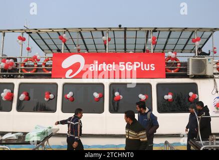 Bharti Airtel dévoile la technologie 5G de pointe 12 décembre 2023, Srinagar Cachemire, Inde : les gens marchent devant le logo d'Airtel 5G plus est vu pendant l'expérience 5G plus en direct à Srinagar. Airtel a annoncé le lancement de ses services 5G de pointe en octobre 2022 dans 8 villes en Inde. Aujourd'hui, les services d'Airtel sont en direct dans tous les États et territoires de l'Union de l'Inde avec plus de 50 millions de clients au 1 octobre 2023. Srinagar Kashmir India Copyright : xFirdousxNazirxxEyepixxGroupx Banque D'Images