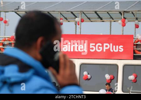 Bharti Airtel dévoile une technologie 5G de pointe 12 décembre 2023, Srinagar Cachemire, Inde : Un homme parle sur son téléphone portable le logo passé d'Airtel 5G plus est vu pendant l'expérience 5G plus en direct à Srinagar. Airtel a annoncé le lancement de ses services 5G de pointe en octobre 2022 dans 8 villes en Inde. Aujourd'hui, les services d'Airtel sont en direct dans tous les États et territoires de l'Union de l'Inde avec plus de 50 millions de clients au 1 octobre 2023. Srinagar Kashmir India Copyright : xFirdousxNazirxxEyepixxGroupx Banque D'Images