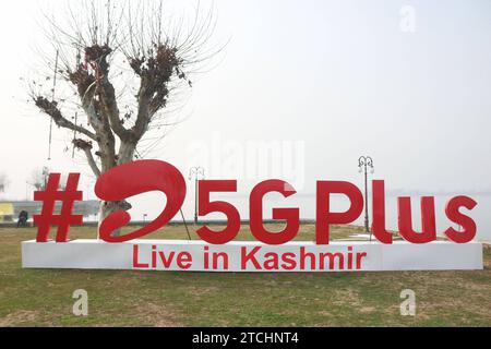 Bharti Airtel dévoile la technologie 5G de pointe 12 décembre 2023, Srinagar Cachemire, Inde : Airtel5Gplus est vu sur les rives du lac Dal pendant l'expérience 5G plus en direct à Srinagar. Airtel a annoncé le lancement de ses services 5G de pointe en octobre 2022 dans 8 villes en Inde. Aujourd'hui, les services d'Airtel sont en direct dans tous les États et territoires de l'Union de l'Inde avec plus de 50 millions de clients au 1 octobre 2023. Srinagar Kashmir India Copyright : xFirdousxNazirxxEyepixxGroupx Banque D'Images