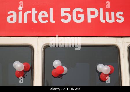 Bharti Airtel dévoile une technologie 5G de pointe 12 décembre 2023, Srinagar Cachemire, Inde : Un logo d'Airtel 5G plus est vu lors de l'expérience 5G plus en direct à Srinagar. Airtel a annoncé le lancement de ses services 5G de pointe en octobre 2022 dans 8 villes en Inde. Aujourd'hui, les services d'Airtel sont en direct dans tous les États et territoires de l'Union de l'Inde avec plus de 50 millions de clients au 1 octobre 2023. Srinagar Kashmir India Copyright : xFirdousxNazirxxEyepixxGroupx Banque D'Images