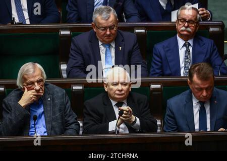 Varsovie, Pologne. 12 décembre 2023. Jaroslaw Kaczynski (au centre), le chef du parti PiS, est vu lors de la session parlementaire à Varsovie, en Pologne, le 12 décembre 2023. (Image de crédit : © Beata Zawrzel/ZUMA Press Wire) USAGE ÉDITORIAL SEULEMENT! Non destiné à UN USAGE commercial ! Banque D'Images