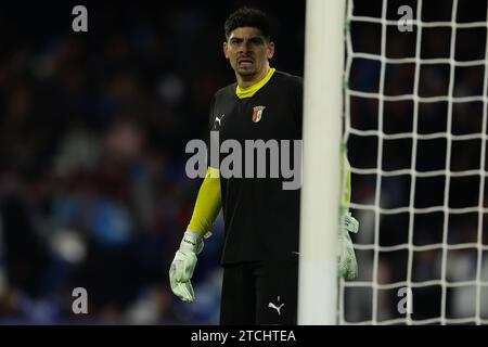 Le gardien brésilien de Braga Matheus Magalhaes regarde lors du match de championnat de l'UEFA entre SSC Napoli et Braga au stade Diego Armando Maradona à Naples, dans le sud de l'Italie, le 12 décembre 2023. Banque D'Images