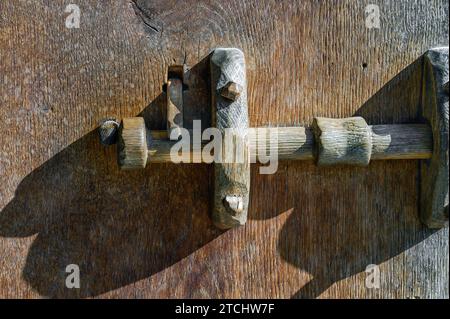 Barre de porte en bois, habitations en pieux sur les rives du lac de Constance, une attraction touristique dans la région et le plus ancien musée archéologique en plein air Banque D'Images