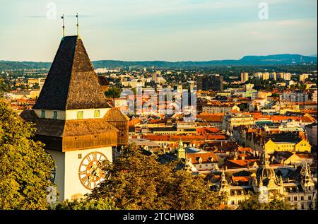 Vue sur la célèbre Tour de l'horloge Uhrturm sur la colline de Schlossberg. Destination du voyage. Copier l'espace Banque D'Images