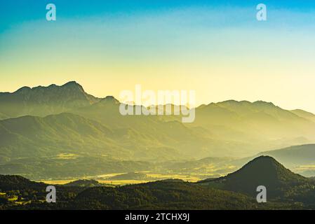 Lac et montagnes à Worthersee Karnten Autriche. Vue de Pyramidenkogel tour sur le lac et Klagenfurt la région Banque D'Images