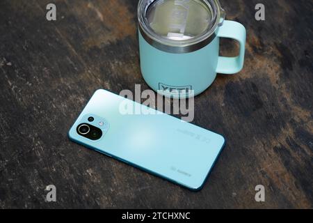 HCMC, VN - smartphone Xiaomi 11 Lite pour un usage éditorial Banque D'Images