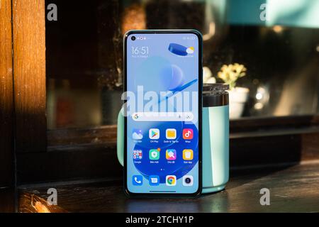 HCMC, VN - smartphone Xiaomi 11 Lite pour un usage éditorial Banque D'Images