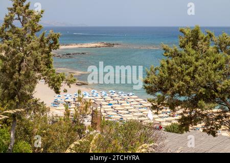 Vue panoramique sur le littoral de Kiotari sur l'île de Rhodes, Grèce avec plage de gravier Banque D'Images