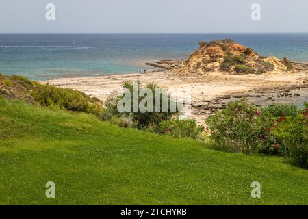 Vue panoramique sur le littoral de Kiotari sur l'île de Rhodes, Grèce avec plage de galets et rochers dans l'eau Banque D'Images