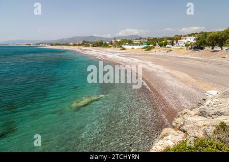 Plage de gravier à Kiotari sur l'île de Rhodes, Grèce avec des pierres de différentes couleurs et le turquoise de l'eau claire Banque D'Images