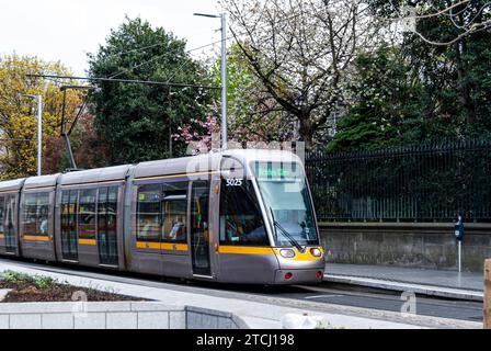 La ligne verte de tramway Luas circule dans College Street, près de Trinity College, dans le centre-ville de Dublin, en Irlande Banque D'Images