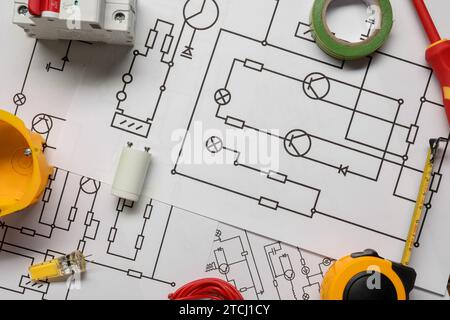 Différents équipements d'électricien sur les schémas de câblage, pose à plat Banque D'Images