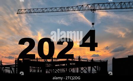 grue de levage numéro 4 descendre à 2024, préparer pour l'accueil début nouvelle année 2024 avec le chantier de construction de silhouette, ciel de lever du soleil à l'arrière-plan Banque D'Images