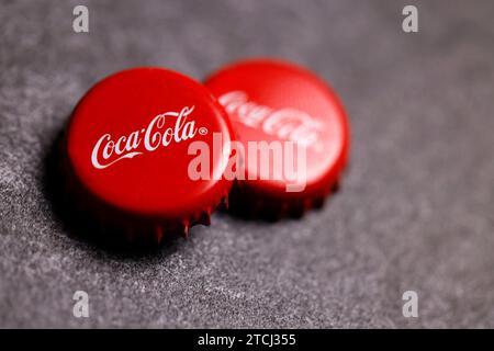 Kronkorken von Flaschen der Marke Coca-Cola liegen auf einem Tisch : Kronkorken dienen dazu, Getränkeflaschen luftdicht und geschmacksneutral zu verschließen. Themenbid, Symbolbild Köln, 13.12.2023 NRW Deutschland *** bouchons de couronne de bouteilles de marque Coca Cola couchés sur une table les bouchons de couronne sont utilisés pour sceller les bouteilles de boisson d'une manière hermétique et insipide Thembid, image symbolique Cologne, 13 12 2023 NRW Allemagne Copyright : xChristophxHardtx Banque D'Images