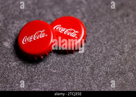 Kronkorken von Flaschen der Marke Coca-Cola liegen auf einem Tisch : Kronkorken dienen dazu, Getränkeflaschen luftdicht und geschmacksneutral zu verschließen. Themenbid, Symbolbild Köln, 13.12.2023 NRW Deutschland *** bouchons de couronne de bouteilles de marque Coca Cola couchés sur une table les bouchons de couronne sont utilisés pour sceller les bouteilles de boisson d'une manière hermétique et insipide Thembid, image symbolique Cologne, 13 12 2023 NRW Allemagne Copyright : xChristophxHardtx Banque D'Images