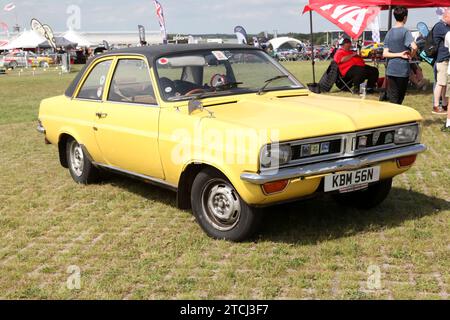 Vue de trois quarts de face d'une Yellow, 1975, Vauxhall Viva, exposée au salon britannique de l'automobile de Farnborough en 2023 Banque D'Images