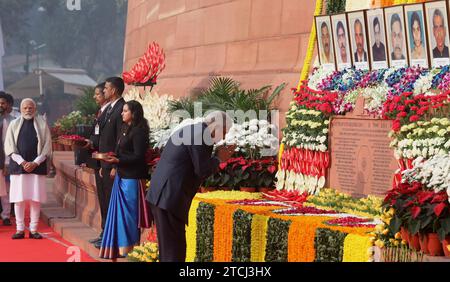 New Delhi, Inde. 13 décembre 2023. Le vice-président indien Jagdeep Dhankhar rend hommage aux martyrs qui ont perdu la vie lors de l'attaque terroriste perpétrée en 2001 contre le Parlement (Samvidhan Sadan). Le 13 décembre 2001, des militants de Lashkar-e-Taiba (LET) et Jaish-e-Mohammed (JEM) ont perpétré une attaque terroriste contre le complexe du Parlement indien, tuant neuf (9) personnes. Les cinq terroristes ont été abattus par les forces de sécurité indiennes. Crédit : SOPA Images Limited/Alamy Live News Banque D'Images