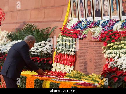 New Delhi, Inde. 13 décembre 2023. Le vice-président indien Jagdeep Dhankhar rend hommage aux martyrs qui ont perdu la vie lors de l'attaque terroriste perpétrée en 2001 contre le Parlement (Samvidhan Sadan). Le 13 décembre 2001, des militants de Lashkar-e-Taiba (LET) et Jaish-e-Mohammed (JEM) ont perpétré une attaque terroriste contre le complexe du Parlement indien, tuant neuf (9) personnes. Les cinq terroristes ont été abattus par les forces de sécurité indiennes. Crédit : SOPA Images Limited/Alamy Live News Banque D'Images