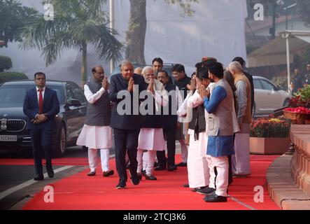 New Delhi, Inde. 13 décembre 2023. Le vice-président indien Jagdeep Dhankhar (C), le Premier ministre indien Narendra Modi (R), le président indien Lok Sabha Om Birla rendent hommage aux martyrs qui ont perdu la vie dans l'attentat terroriste perpétré en 2001 contre le Parlement (Samvidhan Sadan). Le 13 décembre 2001, des militants de Lashkar-e-Taiba (LET) et Jaish-e-Mohammed (JEM) ont perpétré une attaque terroriste contre le complexe du Parlement indien, tuant neuf (9) personnes. Les cinq terroristes ont été abattus par les forces de sécurité indiennes. Crédit : SOPA Images Limited/Alamy Live News Banque D'Images