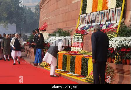 New Delhi, Inde. 13 décembre 2023. Le Président de l’Indian Lok Sabha, Om Birla, rend hommage aux martyrs qui ont perdu la vie dans l’attentat terroriste perpétré en 2001 contre le Parlement (Samvidhan Sadan). Le 13 décembre 2001, des militants de Lashkar-e-Taiba (LET) et Jaish-e-Mohammed (JEM) ont perpétré une attaque terroriste contre le complexe du Parlement indien, tuant neuf (9) personnes. Les cinq terroristes ont été abattus par les forces de sécurité indiennes. (Photo Naveen Sharma/SOPA Images/Sipa USA) crédit : SIPA USA/Alamy Live News Banque D'Images