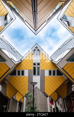 Cube Houses est un ensemble architectural situé à Rotterdam, aux pays-Bas, conçu par l'architecte néerlandais Piet Blom et construit en 1984. Banque D'Images
