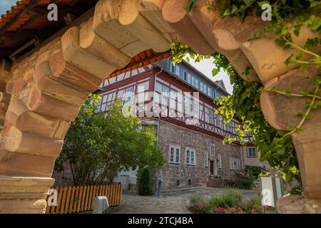 Vue à travers une arche à une maison historique à colombages à Wasungen, Thuringe Banque D'Images