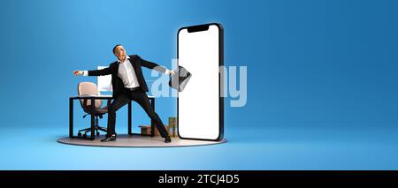 Photo et illustration 3D. Homme d'affaires debout près du modèle géant 3D de téléphone portable avec écran vide sur fond bleu Banque D'Images