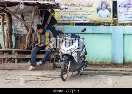 SAMUT PRAKAN, THAÏLANDE, SEP 30 2023, Une moto - chauffeur de taxi attendant les passagers Banque D'Images