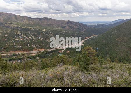 Vue sur Cascade à la base de Pikes Peak, vu depuis le début de Pikes Peak Highway Banque D'Images