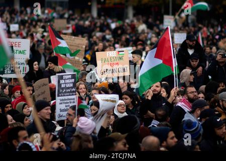 Palestine solidarité Demonstranten 04.11.2023 mit Schild libérer la Palestine de la culpabilité allemande - Befreie Palästina von der deutschen Schuld - auf der Kundgebung und Demonstranten mit Schild - Einem breiten Buendnis von Palaestinenser , politischen Gruppierungen und der Friedensbewegung unter dem devise Free Palestine Freies Palaestina und Demokratische Grundrechte verteidigen Meinungsfreiheit auch fuer Palästinenser protestieren fuer Frieden im Nahen Osten und einen sofortigen Waffenstillstand in Berlin Deutschland . Der Konflikt zwischen der Hamas und Israel Banque D'Images