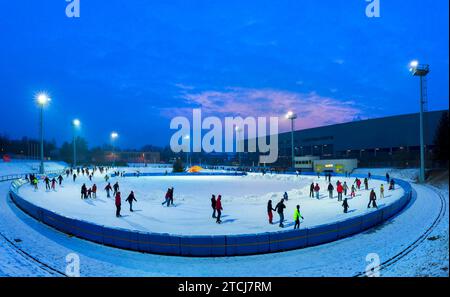 Patinage sur glace dans l’EnergieVerbund Arena du parc sportif Ostra Banque D'Images