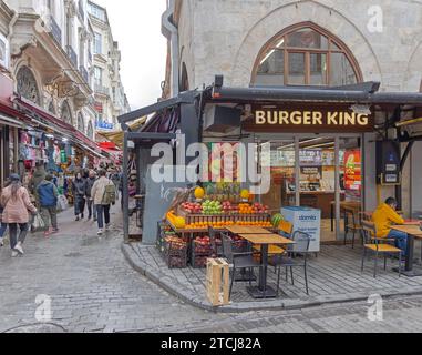 Istanbul, Turquie - 18 octobre 2023 : Restaurant de restauration rapide américain Burger King dans la vieille ville le jour d'automne. Banque D'Images