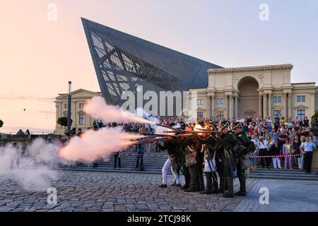 Exercice de combat et reconstitution des combats devant le musée d'histoire militaire de Dresde. De nombreux musées à Dresde ouvrent leurs portes, présentent leur Banque D'Images