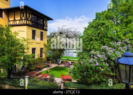 Villa Marie, un restaurant bien connu dans la villa du même nom à côté de la Blue Wonder. La maison et le jardin dégagent un style méditerranéen-italien Banque D'Images