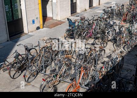 BOLOGNE, RÉPUBLIQUE TCHÈQUE - 19 AVRIL 2022 : vieux vélos rouillés d'époque devant la gare centrale de Bologne Banque D'Images