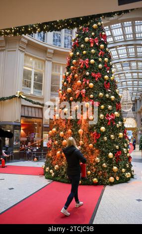 Leipzig, Allemagne. 13 décembre 2023. Des membres du groupe de protestation "dernière génération" peignent un sapin de Noël dans le passage Mädler de Leipzig. L'action a eu lieu simultanément dans plusieurs villes. Crédit : Jan Woitas/dpa/Alamy Live News Banque D'Images