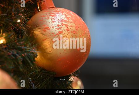 Leipzig, Allemagne. 13 décembre 2023. Une boule de Noël pulvérisée avec de la peinture sur un arbre dans le passage Mädler de Leipzig. La campagne « dernière génération » a eu lieu simultanément dans plusieurs villes. Crédit : Patricia Bartos/dpa/Alamy Live News Banque D'Images