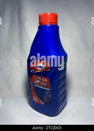 Surakarta, Indonésie - 20 novembre 2023 : huile moteur Euro 1 pour 2T, résistance pour des performances maximales moto 800ml. Bouteille en plastique pour huile moteur. Banque D'Images
