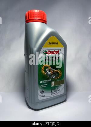 Surakarta, Indonésie - 20 novembre 2023 : huile moteur Castrol active pour motos 2 temps, huile moteur à technologie synthétique de protection continue 70 Banque D'Images