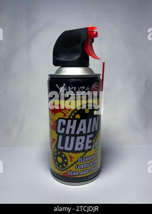 Surakarta, Indonésie - 20 novembre 2023 : lubrification de la chaîne Yakuza, nettoyage et lubrification de l'engrenage et de la chaîne. Yakuza japan formule 300ml. Banque D'Images