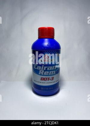 Surakarta, Indonésie - 20 novembre 2023 : liquide de frein JUMBO, cairan rem dot-3 cakram et tromol. Liquide de frein. Banque D'Images