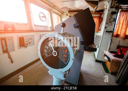 Passerelle de navigation et dispositif de commande sur un vieux navire abandonné. Banque D'Images