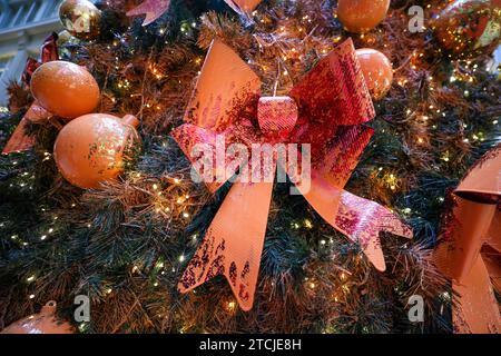 Leipzig, Allemagne. 13 décembre 2023. Des décorations de sapin de Noël pulvérisées avec de la peinture sont accrochées à un sapin de Noël dans le passage Mädler de Leipzig après une action de protestation de la 'dernière génération'. L'action a eu lieu simultanément dans plusieurs villes. Crédit : Jan Woitas/dpa/Alamy Live News Banque D'Images