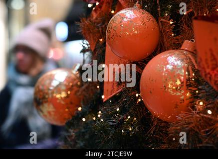 Leipzig, Allemagne. 13 décembre 2023. Boules de Noël pulvérisées avec de la peinture sur un arbre dans le passage Mädler de Leipzig. La campagne « dernière génération » a eu lieu simultanément dans plusieurs villes. Crédit : Patricia Bartos/dpa/Alamy Live News Banque D'Images