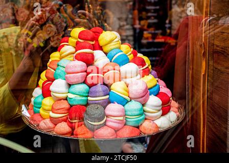 Des guimauves multicolores sous forme de petits hamburgers reposent sur un plateau dans un magasin Banque D'Images