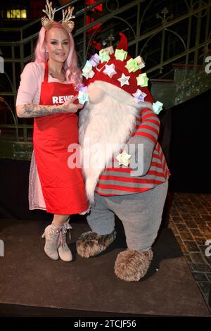 Belle la Donn Burlesque icon / Charity-Veranstaltung / Mehr als eine Warme Mahlzeit / Hambourg / 12. Dezember 2023 *** Belle la Donn Burlesque Icon Charity événement plus qu'un repas chaud Hambourg 12 décembre 2023 Banque D'Images