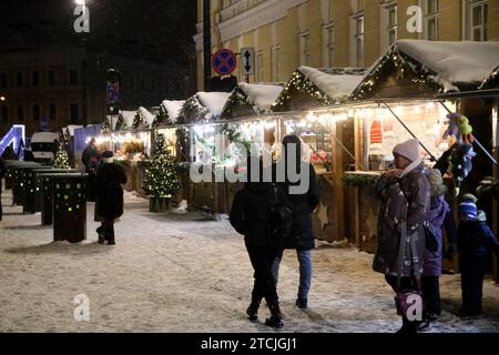 Saint-Pétersbourg, Russie. 12 décembre 2023. Les gens marchent au marché de Noël dans le centre-ville, Saint-Pétersbourg, Fédération de Russie. (Photo Maksim Konstantinov/SOPA Images/Sipa USA) crédit : SIPA USA/Alamy Live News Banque D'Images