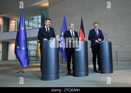 Berlin, Pressestatements von Bundeskanzler Scholz, Bundesminister Habeck und Bundesminister Lindner OLAF Scholz Bundeskanzler, SPD, Christian Lindner Bundesminister der Finanzen, Vizekanzler, FDP und Robert Habeck Bundesminister für Wirtschaft und Klimaschutz, Vizekanzler, Bündnis 90/Die Grünen geben am 13.12.2023 ein gemeinsames Pressestatement in Berlin im Bundeskanzleramleramm. Im Bild : Berlin Bundeskanzleramt Berlin Deutschland *** Berlin, Communiqués de presse du chancelier fédéral Scholz, du ministre fédéral Habeck et du ministre fédéral Lindner OLAF Scholz Chancelier fédéral, SPD, Christian Lindne Banque D'Images