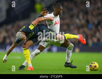 Londres, Royaume-Uni. 10 décembre 2023. 10 décembre 2023 - Tottenham Hotspur - Newcastle United - Premier League - Tottenham Hotspur Stadium. Yves Bissouma de Tottenham combat Joelinton. Crédit photo : Mark pain/Alamy Live News Banque D'Images